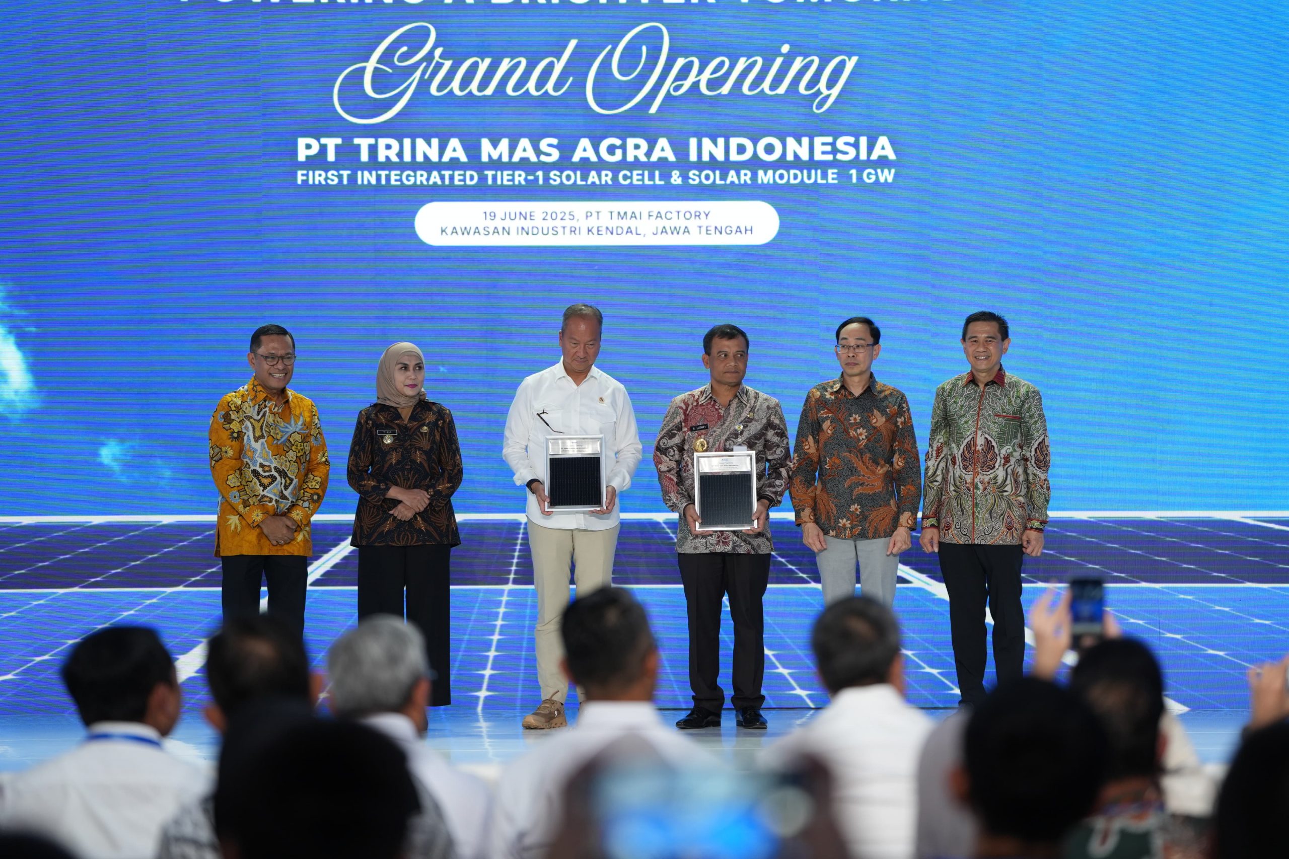 Pilar Usaha Sinar Mas Resmikan Pabrik Panel Surya Terbesar di Indonesia